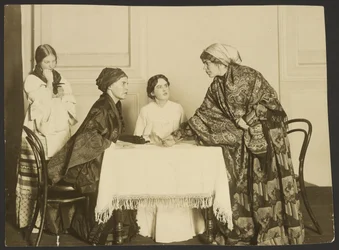 Frauenoberschule in St. Petersburg, Stück von Gogol "Die Heirat"