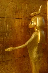 Detail der Göttin Selket, die ein Heiligtum für Kanopenvasen umgibt, Holz mit Stuck, vergoldet