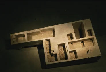 Kalksteinmodell eines königlichen Grabes, Mittleres Reich, 2002 (Foto)