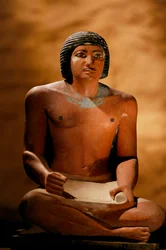Bemalte Kalkstein-Statue eines sitzenden Schreibers, Altes Reich