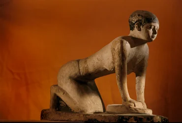 Bemalte Kalksteinfigur eines Dieners, der Getreide mahlt, Altes Reich, 2002