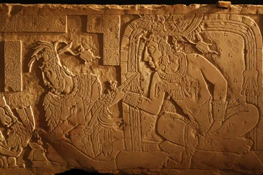 Tempel 21 Thronbank, Schnitzerei von König Akhal Mo Nab, Palenque, Mexiko, 2005 (Foto)