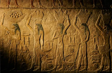 Frauen tragen Brot, Vogel, Ziege und Produkte, Grab von Tiye, Ägypten; Altes Reich; Saqqara