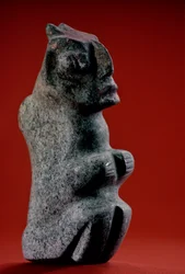 Sitzende geschnitzte Steinfigur mit Farbresten, Tenochtitlan, Templo Mayor, Azteken, 2010
