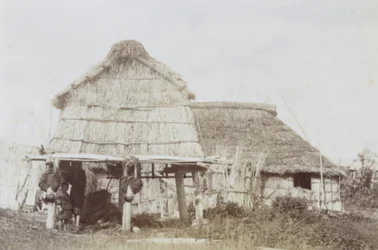 Ainu-Lagerhaus mit Ainu-Kindern, ca. 1890er