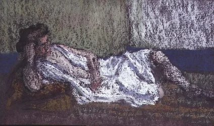 Frau, die auf einem Diwan liegt