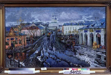 Straße in einer Provinzstadt. Stadtlandschaft, Beschreibung der Straße, die zur Kirche führt, im frühen Frühling, die Erdstraße mit Geschäften ist mit schmelzendem Schnee bedeckt, der Pfützen und schlammige Tümpel bildet.