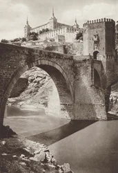 Spanien: Toledo, Alcantara-Brücke mit dem Alcazar im Hintergrund