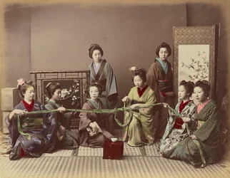 (Konkonchiki) Japanisches Mädchen beim Spielen, ca. 1880