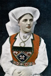 Frau in norwegischer Nationaltracht, ca. 1890
