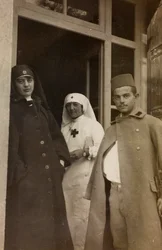 Album des Ersten Weltkriegs in Friaul-Julisch Venetien: Porträt von zwei Rotkreuzschwestern mit einem österreichischen Kadettengefangenen in der Villa Brazzà, Heimat von 17 des Kriegskrankenhauses in Soleschiano Manzano (s/w Foto)