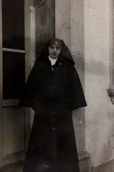 Album des Ersten Weltkriegs in Friaul-Julisch Venetien: Porträt der Rotkreuzschwester Elena Bianconcini in der Villa Brazzà, Heimat des 17. Kriegslazaretts in Soleschiano Manzano