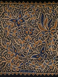 Batik mit traditioneller Schmetterlings- und Blumendekoration, Java, Indonesien (Detail)