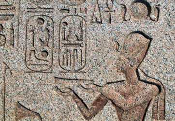 Obelisk mit Reliefs und Inschriften von Ramses II., Großer Tempel von Amun, Tanis, Ägypten, ägyptische Zivilisation, Neues Reich, Dynastie XIX