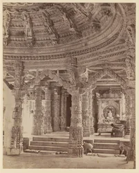 Innenansicht des Delwara-Tempels mit Säulen und Kuppeldach, Mount Abu