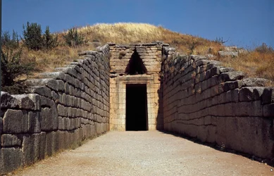 Eingang des Grabes von Agamemnon, genannt „Schatzhaus des Atreus“: Stätte der antiken Stadt Mykene, auf dem Peloponnes (1500-1100 v. Chr.) Griechenland