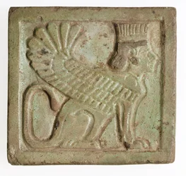 Plakette mit geflügelter persischer Sphinx, um 525-401 v. Chr.