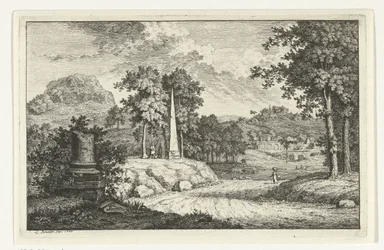 Hügelige Landschaft mit Obelisk entlang der Straße