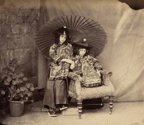 Lorina und Alice Liddell in chinesischer Kleidung, 1860.