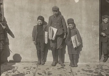 John Pento, 14 Jahre alt, Daniel und Angelo Pento, 7 Jahre alt, verkaufen Zeitungen, Hartford, Connecticut