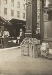 Lena Lochiavo - 11 Jahre alt, Korb- (und Brezel-) Verkäuferin, am Sixth Street Market vor dem Eingang zur Kneipe, Cincinnati, Ohio