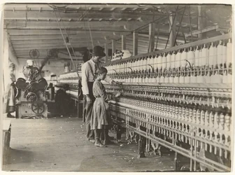 [Mann mit Mädchen an der Spinnmaschine, Baumwollmühle in South Carolina]