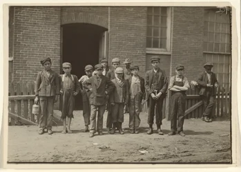 Mitarbeiter der Mühle außerhalb der Mühle, Massachusetts