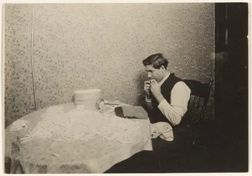 Zigarettenrollen in N.Y. Mietshaus
