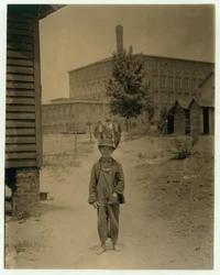 Der 12-jährige Eddie Norton verdient etwa 40 Cent pro Tag als Feger in der Saxon Mill, Spartanburg, South Carolina, 1912
