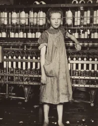 Addie Card, 12 Jahre alt. Spinnerin in einer Baumwollspinnerei, North Pownal, Vermont, 1910.