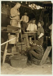 Bläser und Formjunge bei Seneca Glass Works, Morgantown, West Virginia, 1908