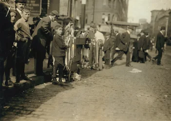 Jungen verkaufen Kleinigkeiten auf der Straße in Boston, Massachusetts