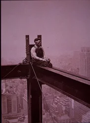 Empire State Building im Bau, zeigt einen Arbeiter bei einer Pause