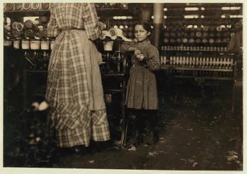 Fannie, 48 Zoll groß, 7 Jahre alt, eines von 19 Kindern, die ihrer Schwester in Elk Mills, Fayetteville, Tennessee, 1910 helfen