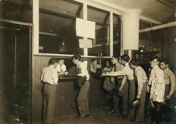 Botenjungen geben ihre Uniformen im Hauptbüro der Postal Telegraph Co. in New York City ab
