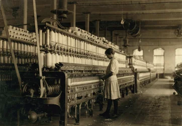 Junges Mädchen im frühen Teenageralter bei der Arbeit als Spinnerin in einer Baumwollspinnerei, West, Texas, USA, um 1913
