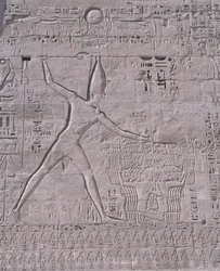 Schnitzereien an der Wand eines Tempels, Medinet Habu, Luxor, Ägypten