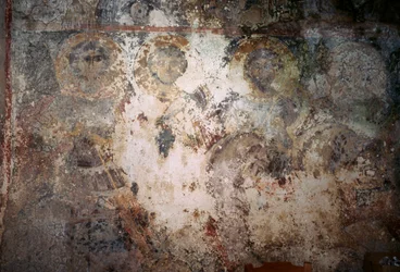 Beschädigtes Fresko mit Heiligen, Kirche Metamorphosis Sotiros, Voutas, Kreta, Griechenland