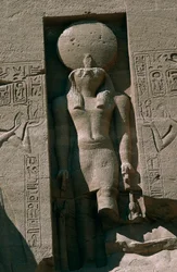 Großer Tempel von Ramses II., Fassade, Nische mit Statue des Sonnengottes Ra, Abu Simbel, Nubien, Ägypten