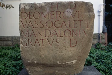 Inschrift mit Widmung an Merkur, Sandsteinplatte, Bitburg, Rheinland-Pfalz, Deutschland, Römische Zivilisation, 2.-3. Jahrhundert n. Chr.