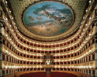 Innenansicht der Bühne des San Carlo Theaters in Neapel