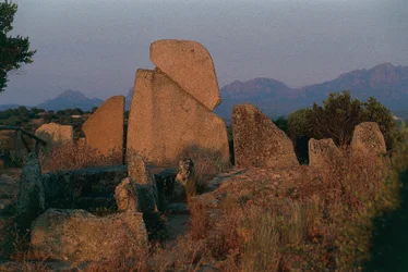 Italien, Sardinien, Arzachena, Provinz Olbia-Tempio, Rückansicht des Gigantengrabs Li Longhi