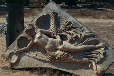 Relief des Triumphbogens des Septimius Severus im Severanischen Forum, das die geflügelte Göttin des Sieges darstellt, Libyen, Historisches Tripolitanien, Leptis Magna (UNESCO-Welterbeliste)