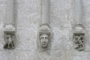 Russland, Wladimir, Bogoljubowo. Skulptierte Dekorationen der Kirche der Fürbitte der Heiligen Jungfrau am Fluss Nerl