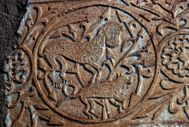 Steinrelief mit fantastischen Tieren, Kirche der Entschlafung der Jungfrau (Panagia Skripou), Orchomenos, Böotien, Griechenland, 9. Jahrhundert (Foto)