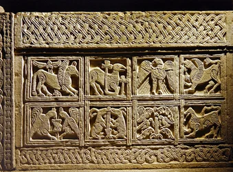 Pluteus mit christlichen Symbolen