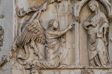 Verkündigung, Detail aus Szenen aus dem Leben Christi, Geschichten aus dem Neuen Testament, Basreliefs von Lorenzo Maitani (vor 1275-1330), dritte Säule, Fassade des Doms von Orvieto, Umbrien, Italien