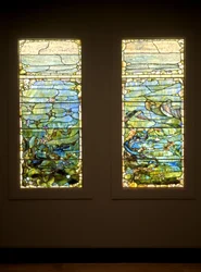 Fenster mit Seestern ("Frühling") und Fenster mit Seeanemone ("Sommer"), ca. 1885-1895 (Glas, Blei, Eisen und Holzrahmen (original))