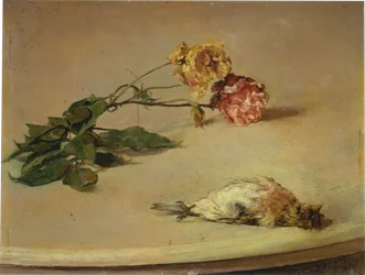 Toter Vogel und zwei Rosen auf einem Tischbrett