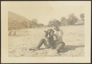 [Junge und Hund am Strand]